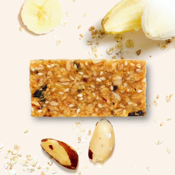 HAFERVOLL Organic Flapjack Banana & Brazil Nut 60g – ausgepackter Riegel mit Bananenchips, Paranüssen und Haferflocken