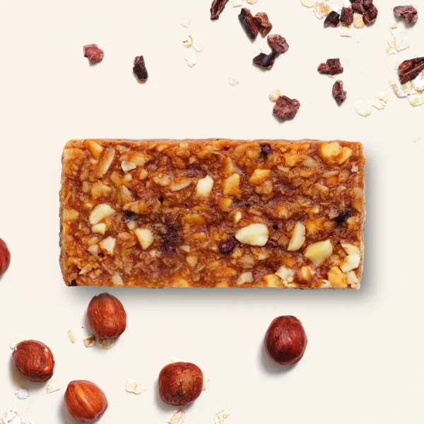 HAFERVOLL Organic Flapjack Cocoa Nib & Hazelnut 60g – ausgepackter Riegel mit Haselnüssen und Kakaonibs