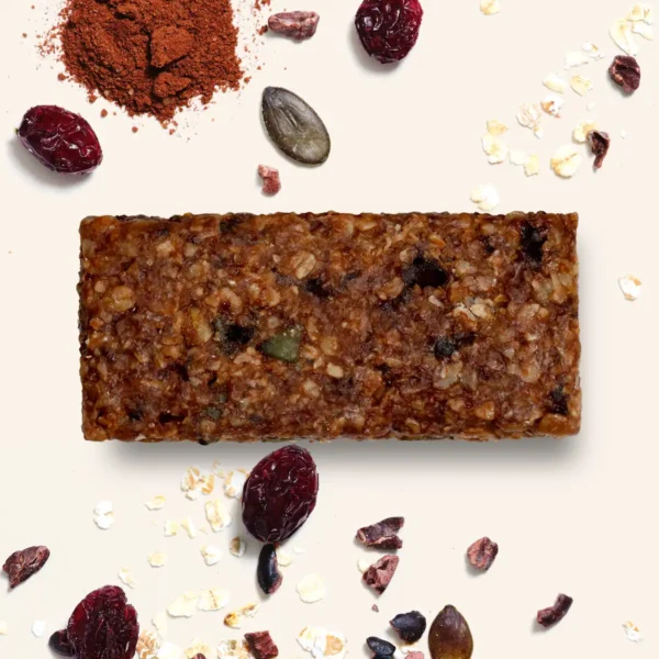 HAFERVOLL Organic Flapjack Cranberry & Cocoa Nib 60g – ausgepackter Riegel mit Cranberrys und Kürbiskernen
