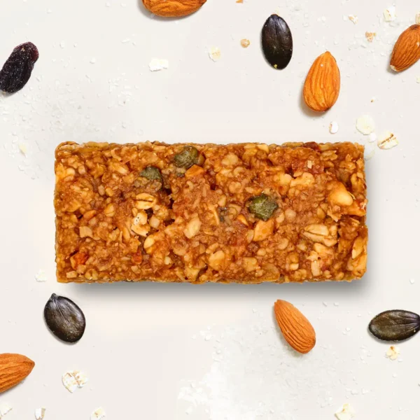 HAFERVOLL Organic Flapjack Sweet & Salty Almond 60g – ausgepackter Riegel mit Mandeln und Kürbiskernen