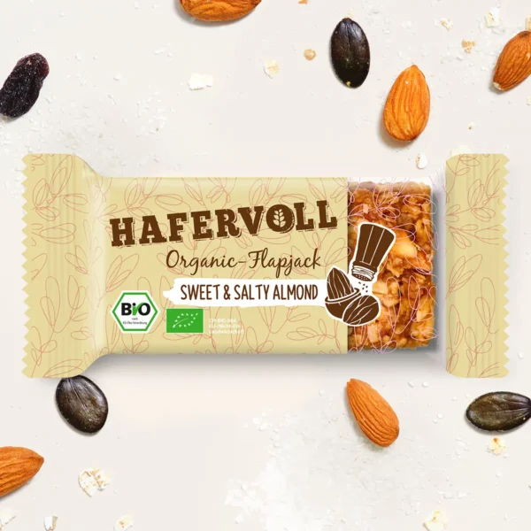 HAFERVOLL Organic Flapjack Sweet & Salty Almond 60g – Riegel in der Verpackung mit Mandeln und Kürbiskernen