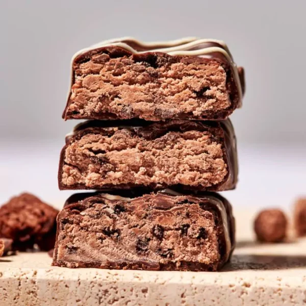 MaxiNutrition Classic Protein Bar Chocolate Brownie 40g – drei aufgeschnittene Riegel gestapelt
