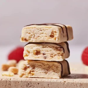 MaxiNutrition Classic Protein Bar White Chocolate Raspberry 40g – drei aufgeschnittene Riegel gestapelt