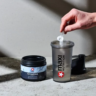 MaxiNutrition 100% Creatine Monohydrate Pulver 250g – Pulver in der Hand Mood