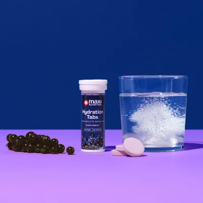 MaxiNutrition Hydration Tabs Black Currant 40g – Zubereitung im Glas