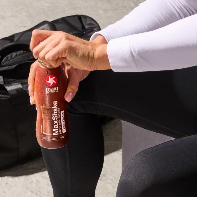 MaxiNutrition MaxShake Protein Milkshake Chocolate 330ml – Flasche wird geöffnet