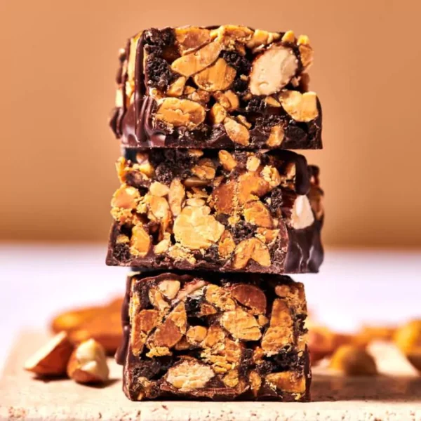 MaxiNutrition Protein Nut Bar Dark Chocolate Peanut 46g – angeschnittener Riegel
