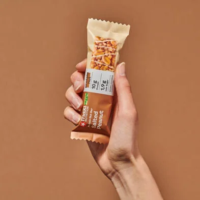 MaxiNutrition Protein Nut Bar Salted Peanut 46g – Riegel in der Hand