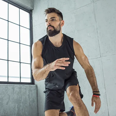 MaxiNutrition – Sportler beim Lauftraining in der Halle